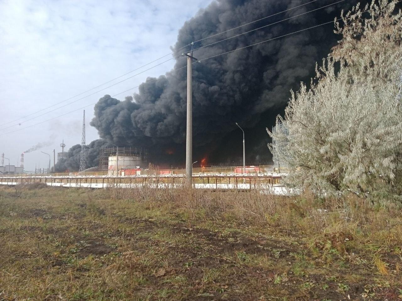 ЗСУ за ніч поцілили у чотири об’єкти нафтопереробки РФ: горять заводи і термінал