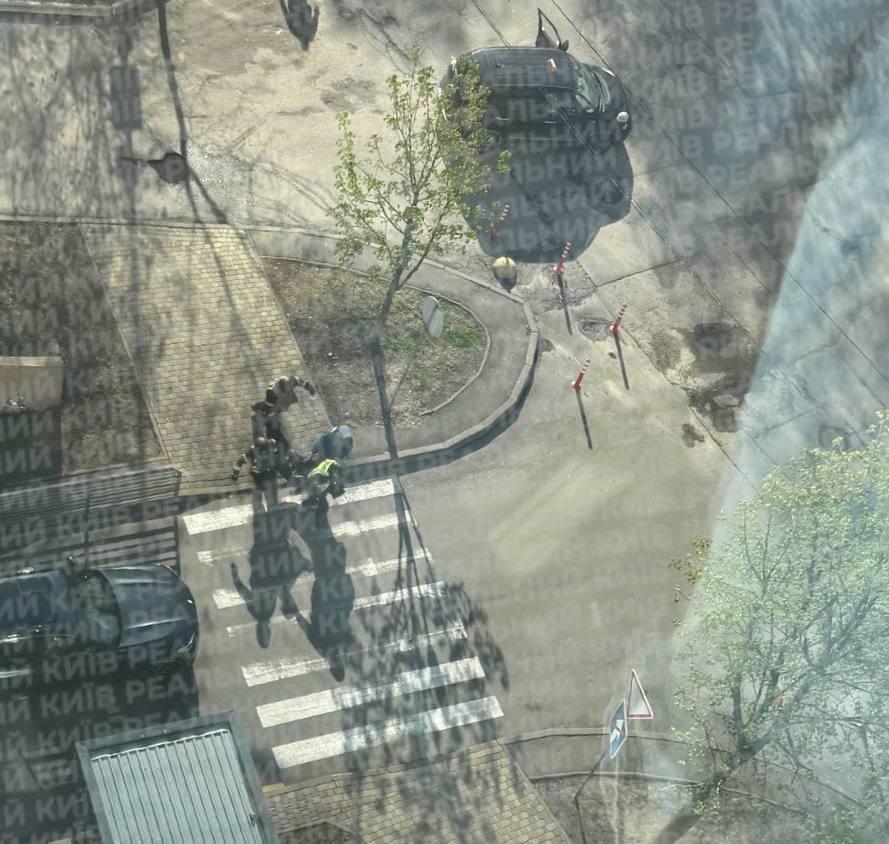 У Голосієві чоловік стріляв по людях з автомата, є загиблий і поранені