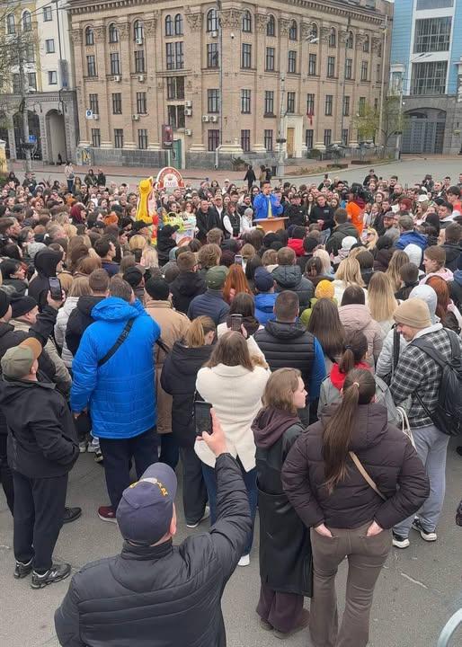 «Караоке на Майдані» повернулось: перші зйомки пройшли на Контрактовій площі