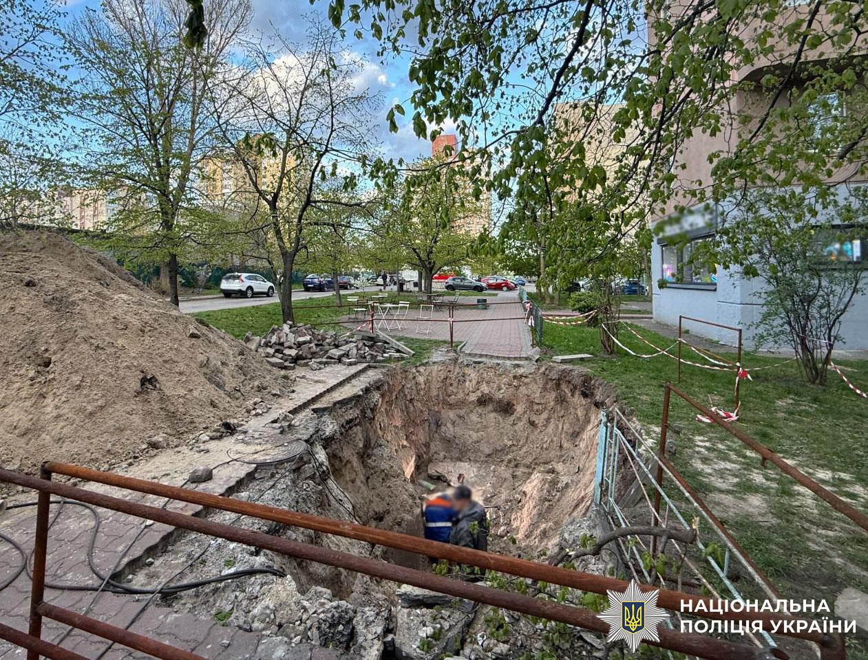 Через падіння дівчини у яму з водою на Оболоні розпочато кримінальне провадження