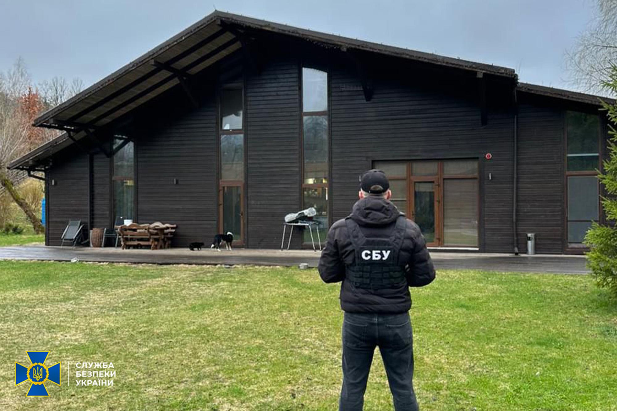 Екснардеп-втікач Деркач привласнив заповідну землю у Києві на 595 млн грн