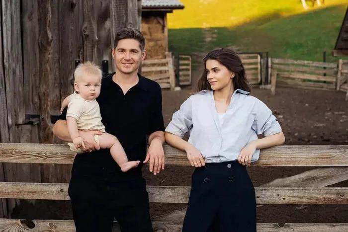 Телеведучий Володимир Остапчук з родиною залишає Україну