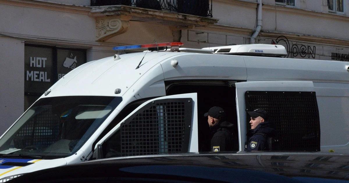 Вимагав пива й «трави»: голий іноземець влаштував «шоу» у центрі Львова