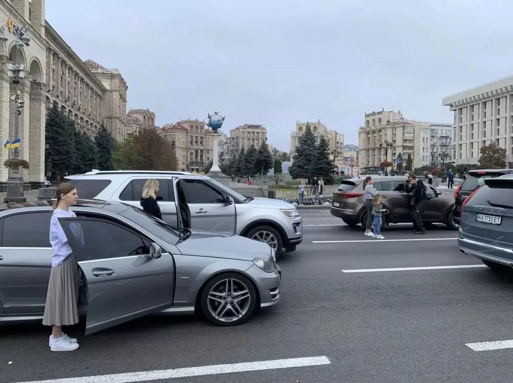 У Києві хвилину мовчання оголошуватимуть через гучномовці системи оповіщення
