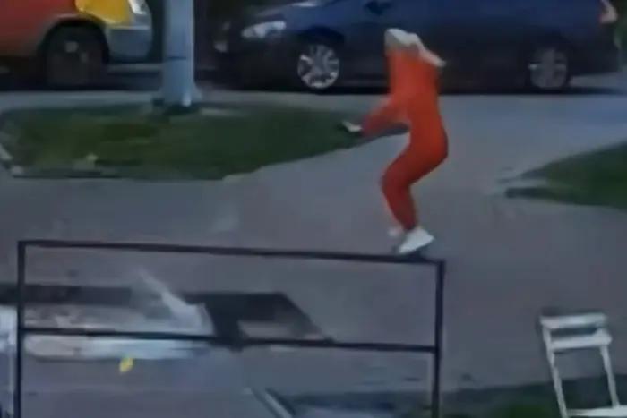 У Києві на Оболоні жінка провалилася в яму з водою посеред двору: у соцмережах звинувачують комунальників у халатності