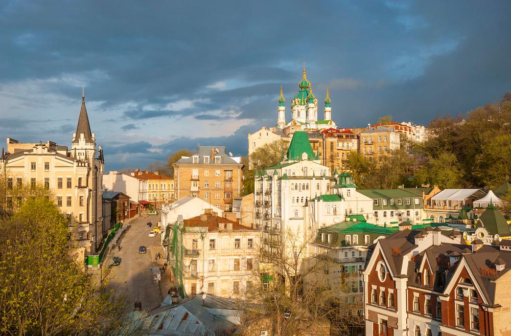 Тепло та з опадами: якої погоди очікувати киянам у середу