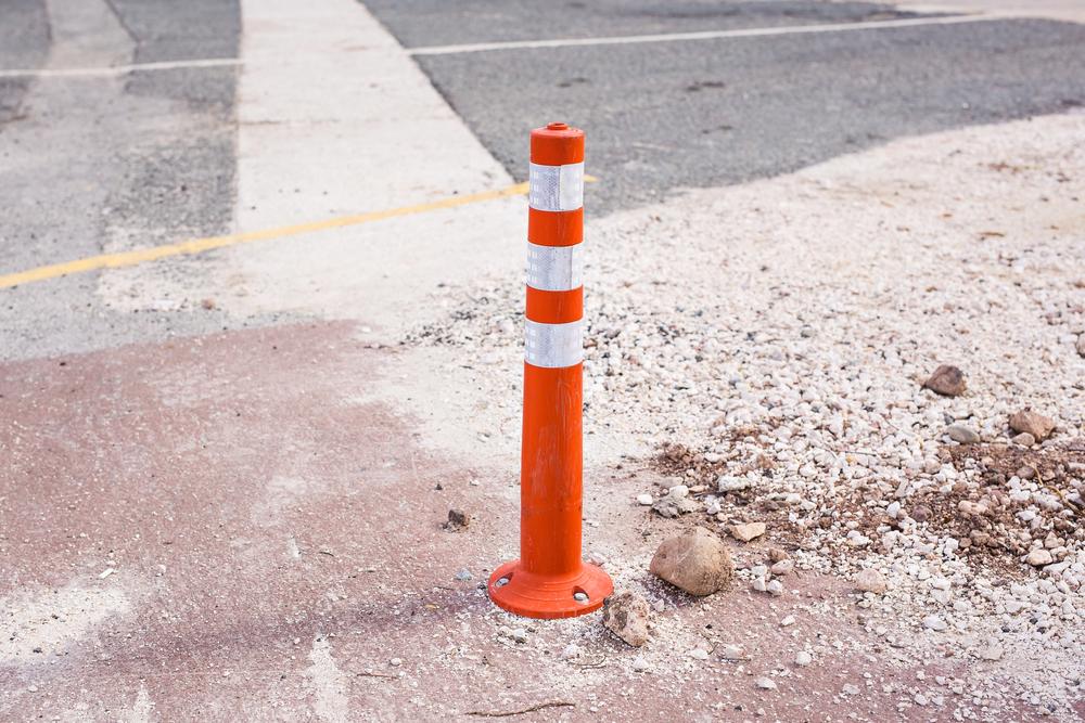 «Ні» хаотичному паркуванню: на низці столичних вулиць встановили обмежувальні стовпчики