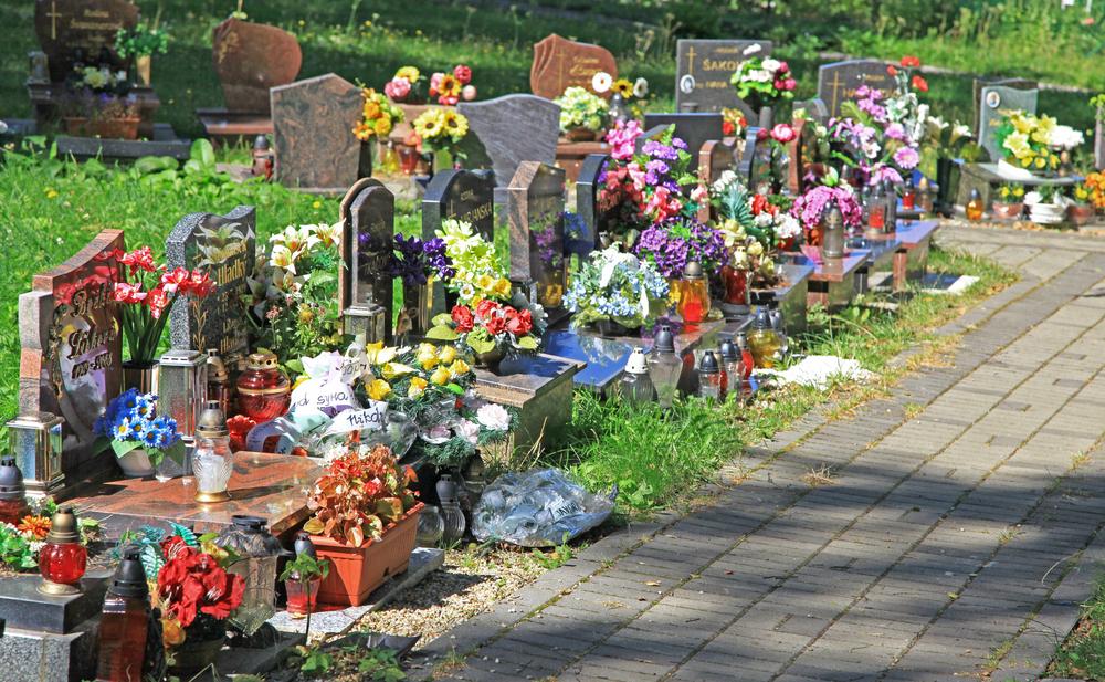 Киян закликають не нести штучні квіти на кладовища