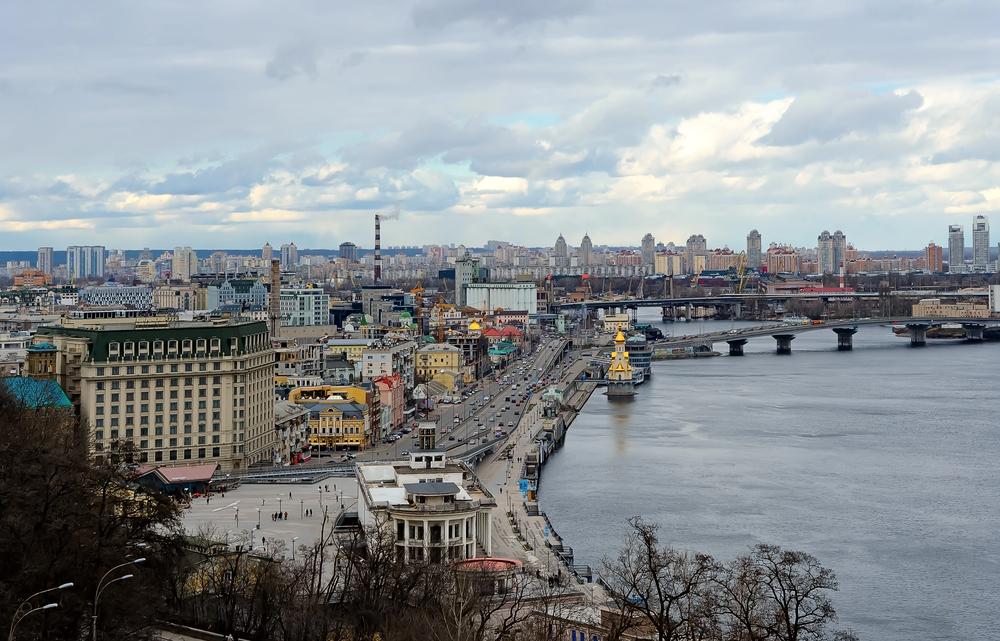 Теплу та дощову погоду прогнозують сьогодні у Києві