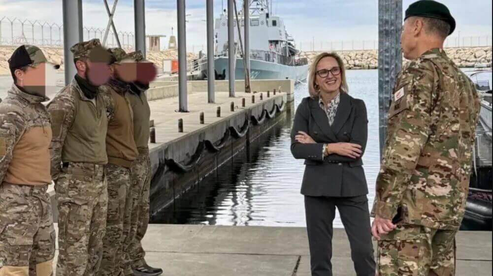 Глава дипмісії США в Україні Джулі Девіс піде у відставку через розбіжності з Трампом, – Financial Times