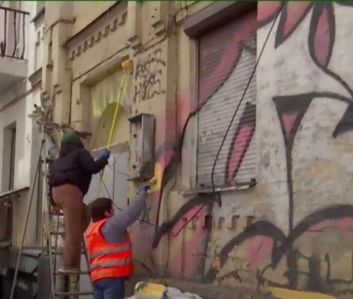 Змивають зізнання в коханні та нецензурну лексику: Київ очищають від незаконних графіті