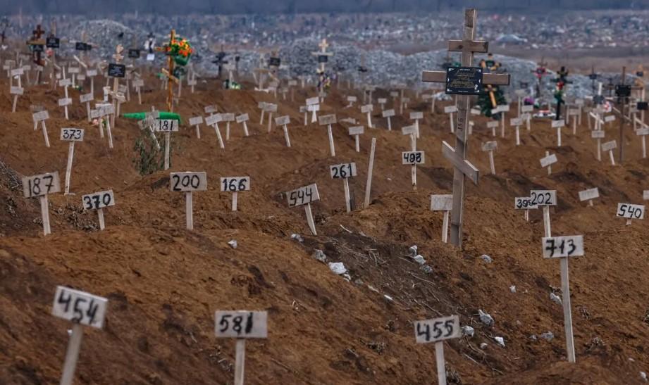 Біля Маріуполя окупанти знищили масове поховання вбитих містян
