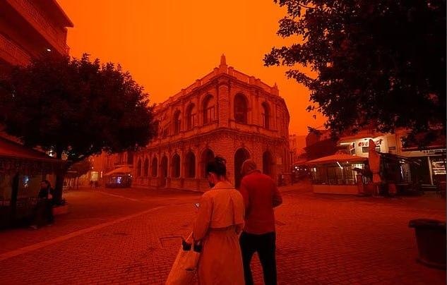 «Марсіанські хроніки» на Криті: острів накрила потужна піщана буря з Сахари (відео)