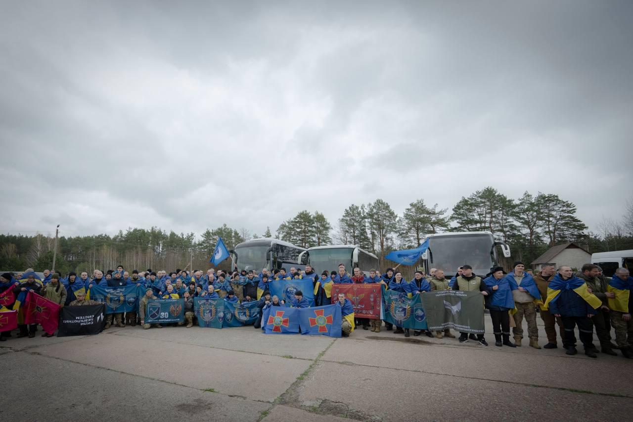 Відбувся обмін полоненими: додому повернулися 175 військових і семеро цивільних