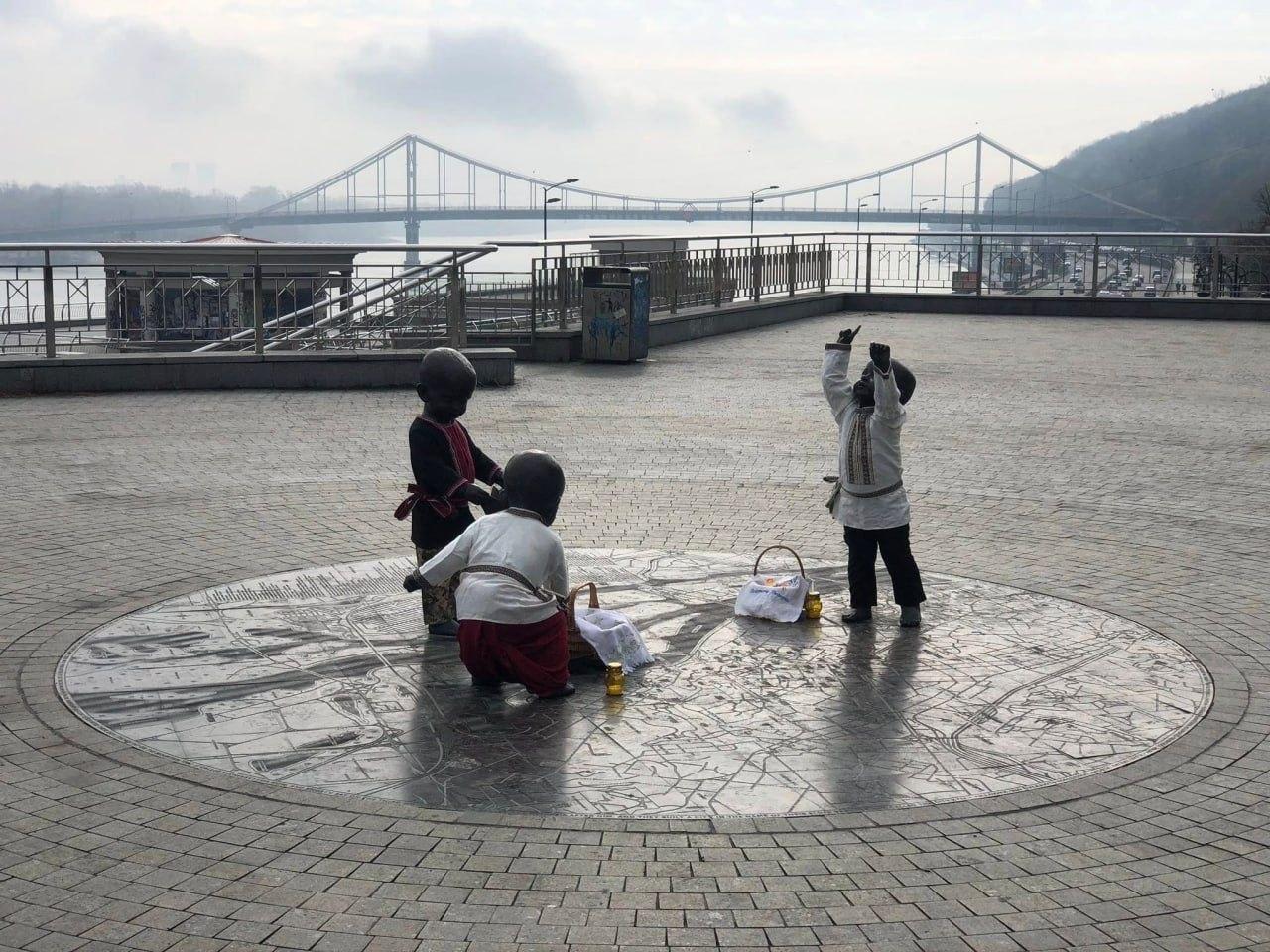 Малюки-засновники на Поштовій до Великодня одяглися у вишиванки