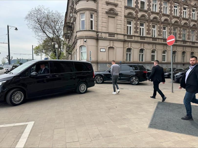 HVG оприлюднило фото Сійярто біля будівлі МЗС після чуток про його “зникнення”
