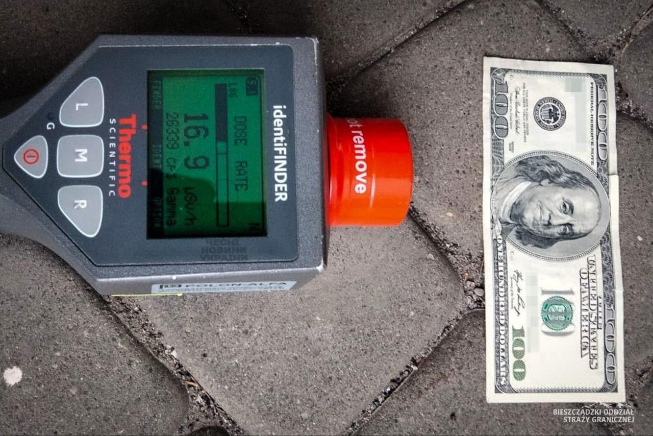 На пункті пропуску «Медика» в українки виявили $100 із рівнем радіації, що у 1905 разів перевищував фон