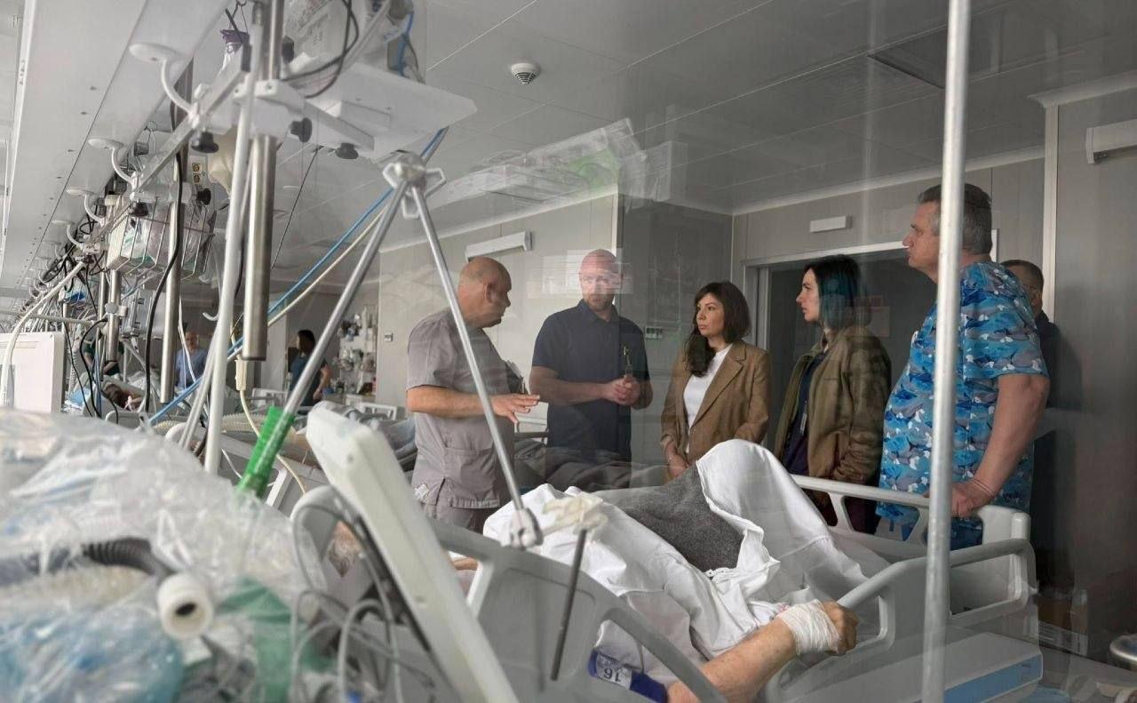 Поранений 12-річний хлопчик уперше побачився з матір’ю після теракту в Києві