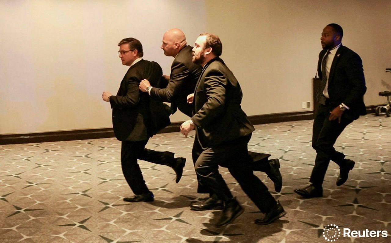 Кадри евакуації Трампа та Венса після стрілянини стали топ-темою обговорення в соцмережі (відео)