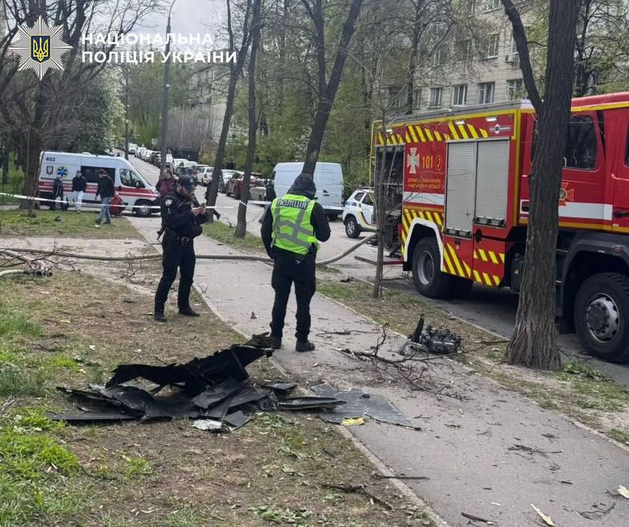 Двоє постраждалих та десятки пошкоджених авто: наслідки атаки РФ на Київ