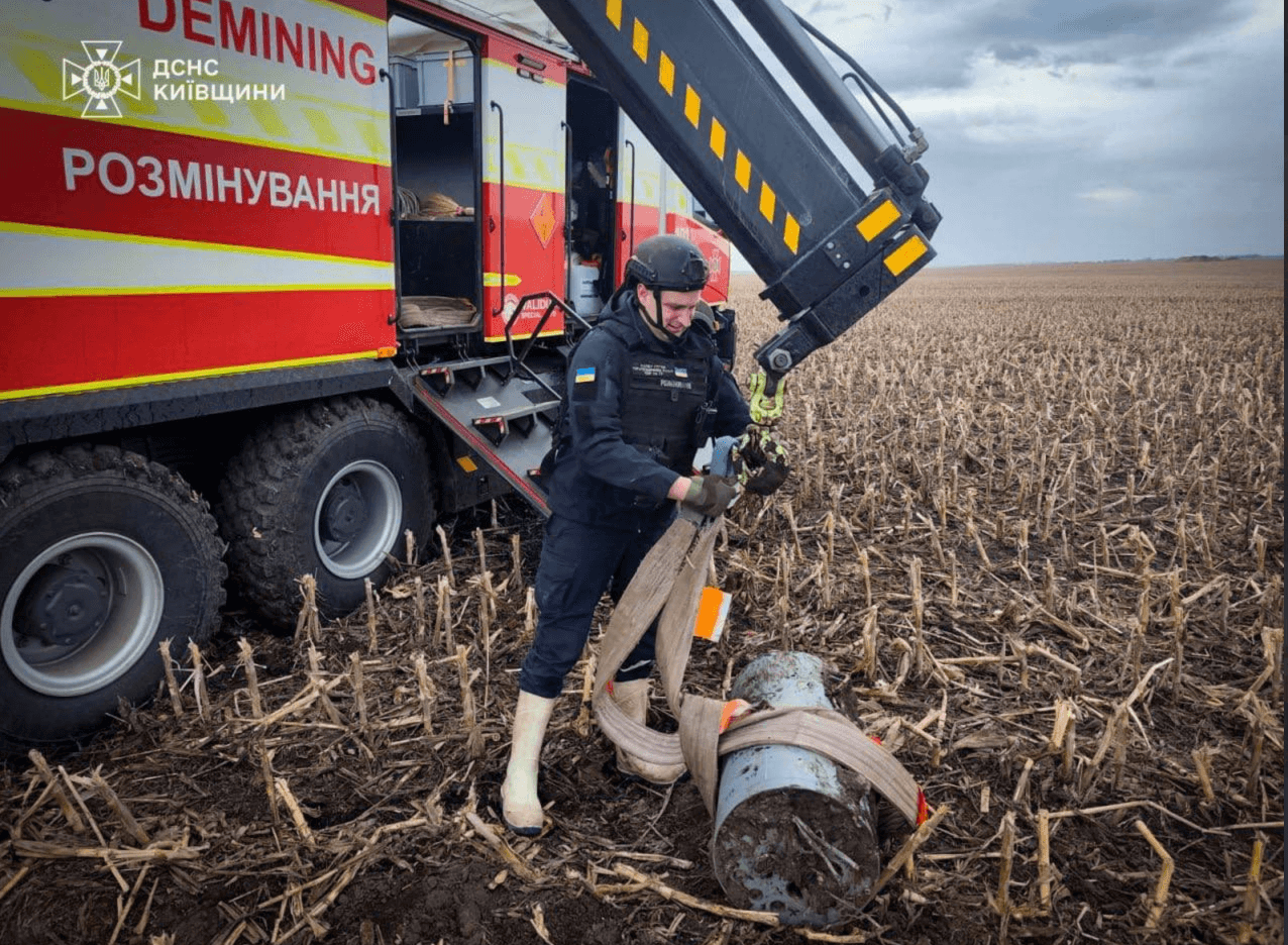 У полі на Київщині знайшли уламки російської ракети
