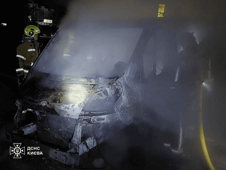 У Голосієві спалахнув мікроавтобус, від нього загорілась інша автівка