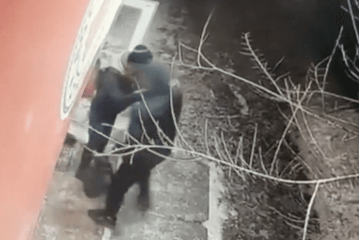 Побив продавчиню та втік з товаром: у Києві чоловік зухвало пограбував магазин