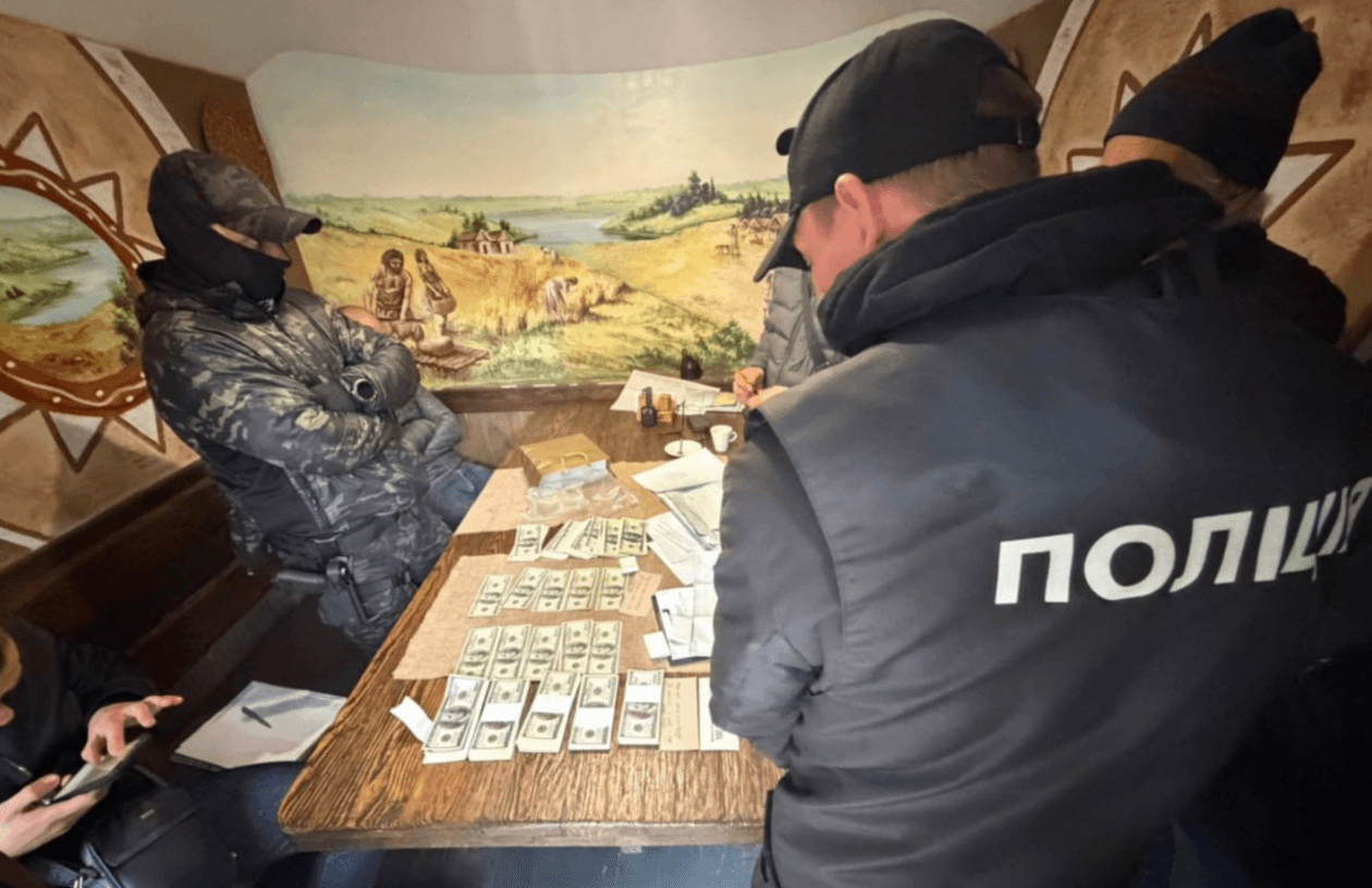 Посадовця «Укрзалізниці» спіймали на хабарі у 100 000 доларів 