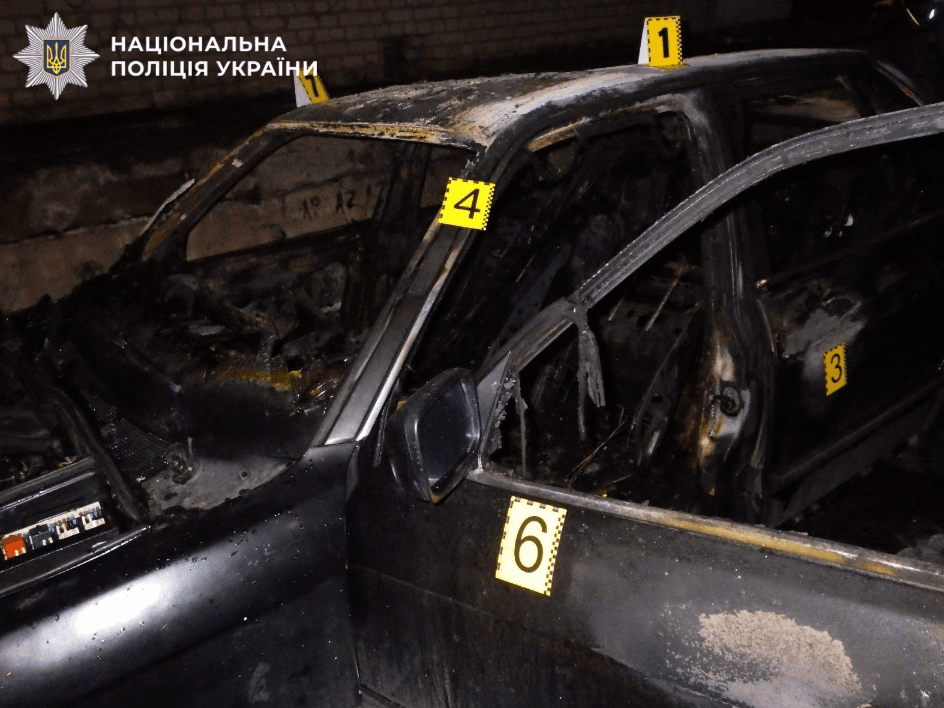 У Дніпровському районі двоє містян пограбували автівку та підпалили її