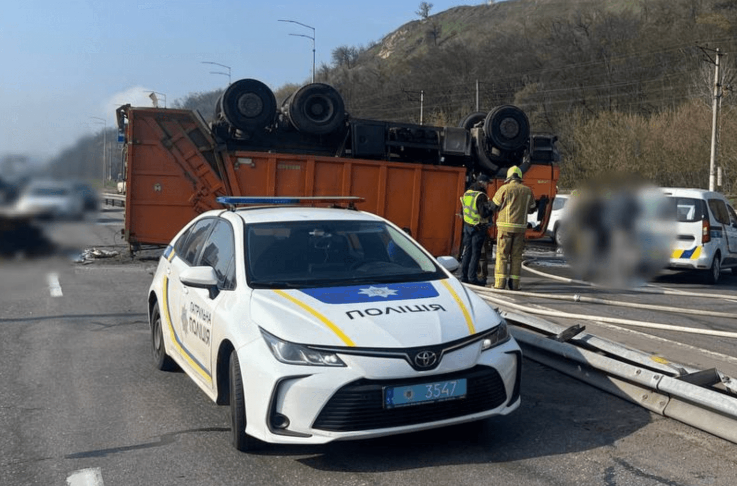 На Столичному шосе перекинувся сміттєвоз: рух ускладнено