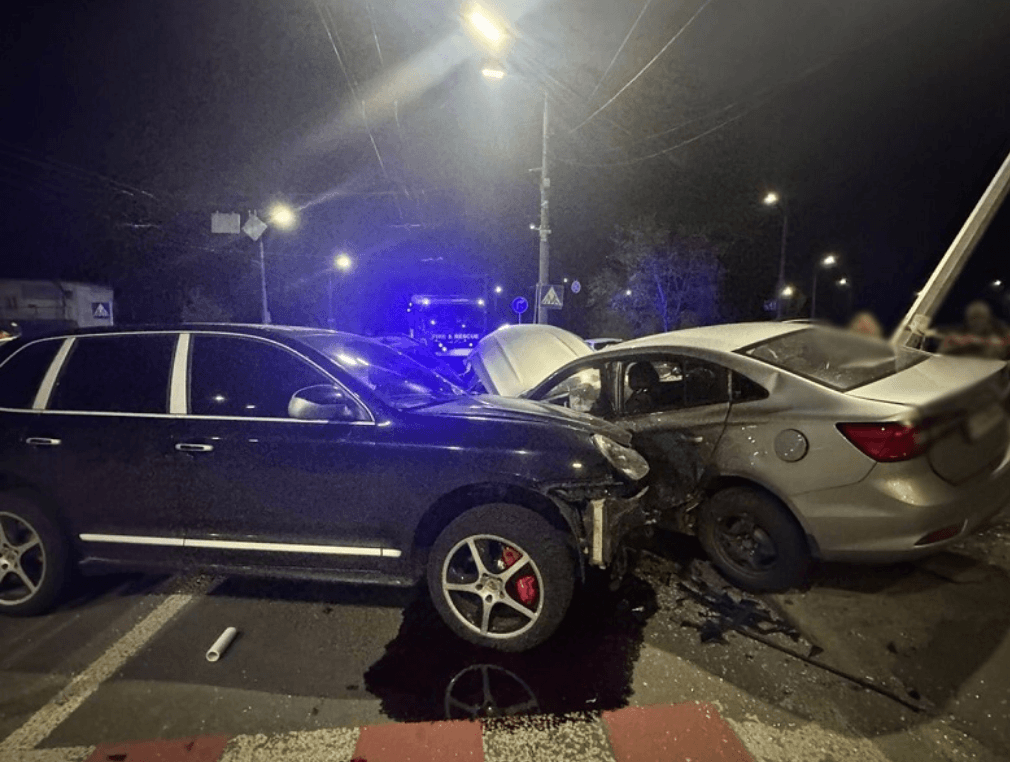 На Оболоні п’яний водій Porsche Cayenne спричинив масову ДТП та травмував чотирьох людей