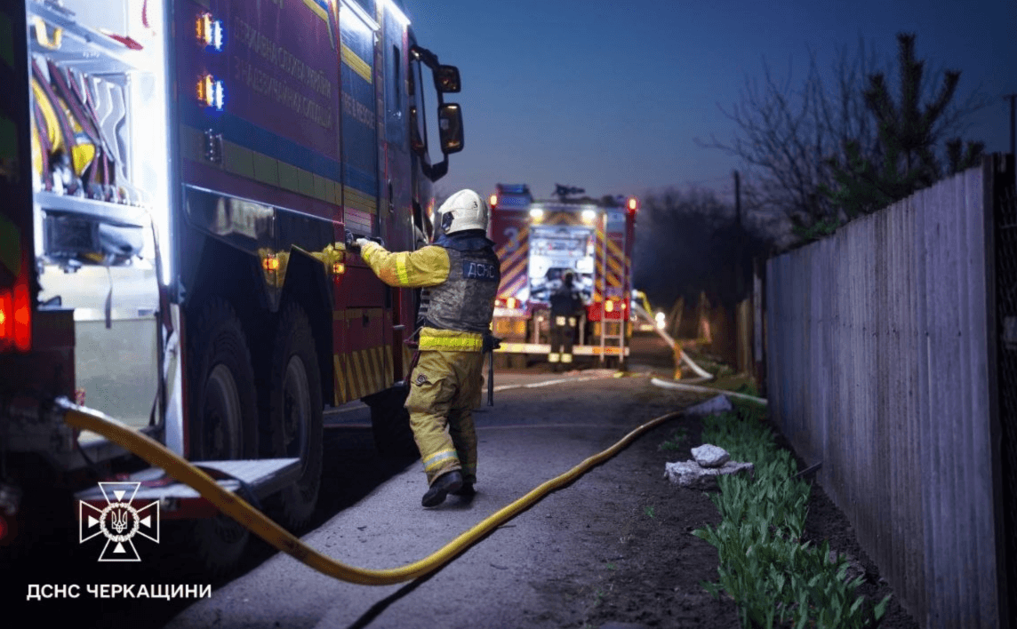 Пошкоджені будинки та авто: четверо людей постраждали внаслідок атаки на Черкаси