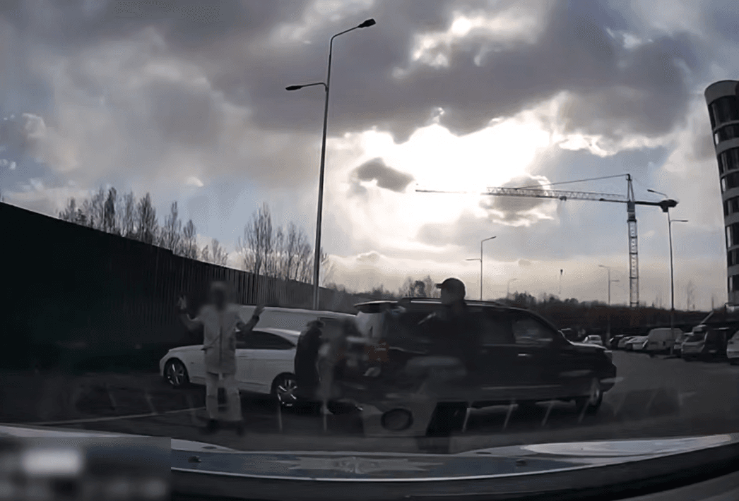 У столичному ТРЦ чоловік вдарив ножем іншого під час сварки