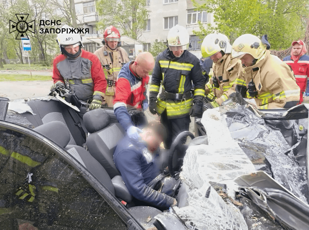 Дерево впало на автівку: внаслідок негоди у Запоріжжі загинув чоловік