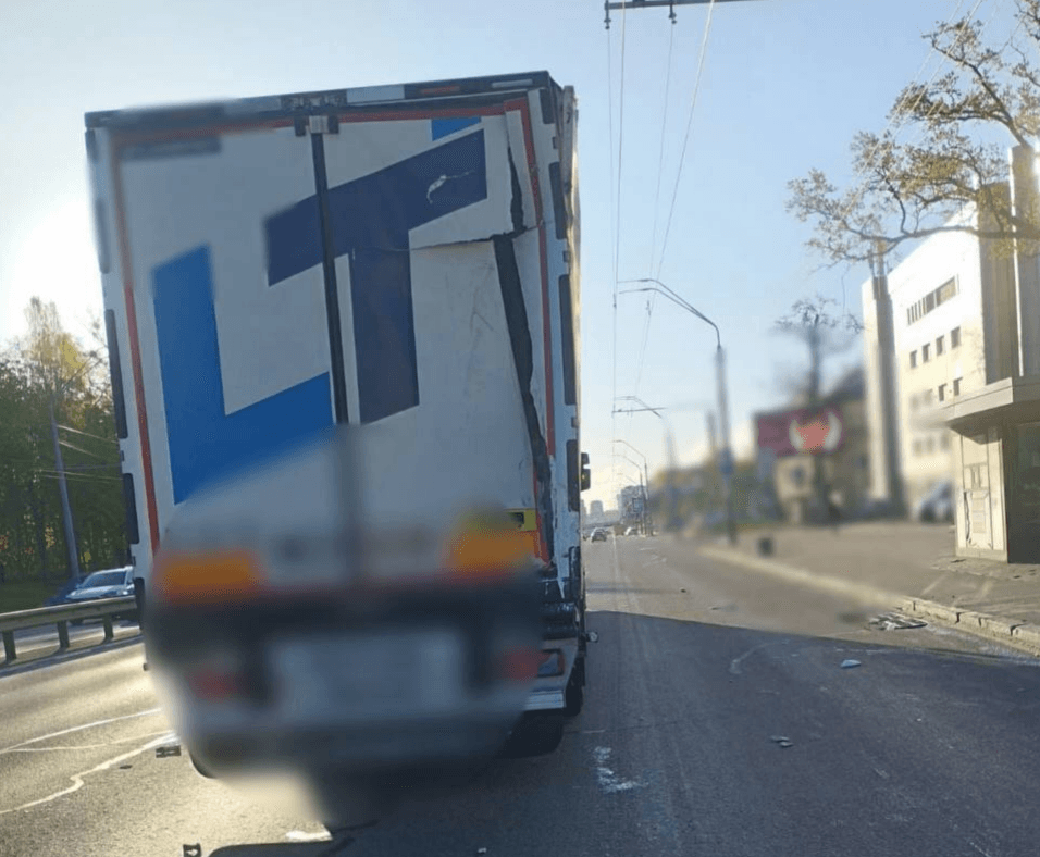 На Берестейському проспекті сталася ДТП за участю вантажівки: рух ускладнено
