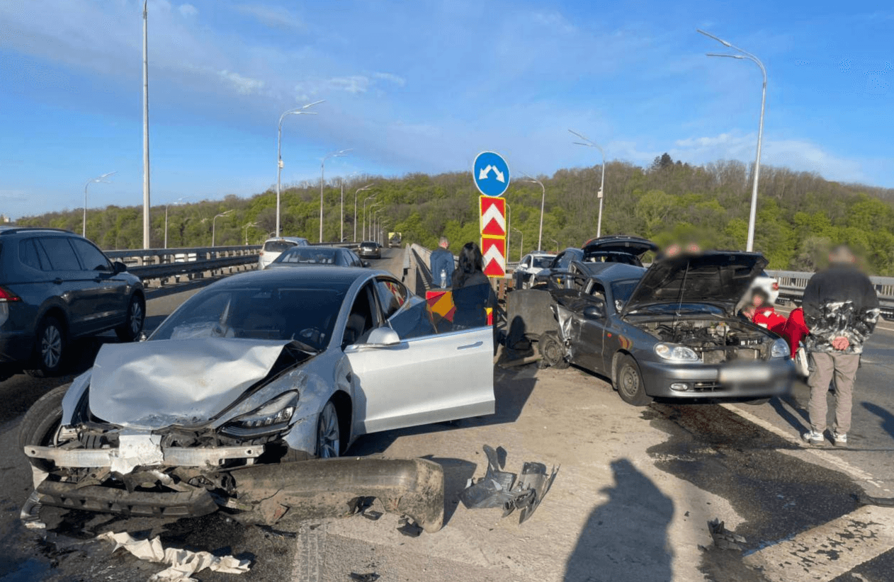 Масова аварія на Дарницькому мосту: внаслідок зіткнення авто загинула жінка