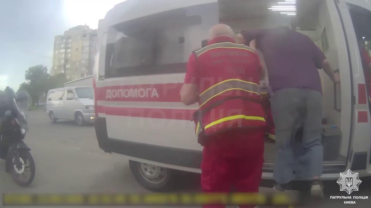 Патрульні допомогли чоловіку, який впав з електромопеда у Дарницькому районі