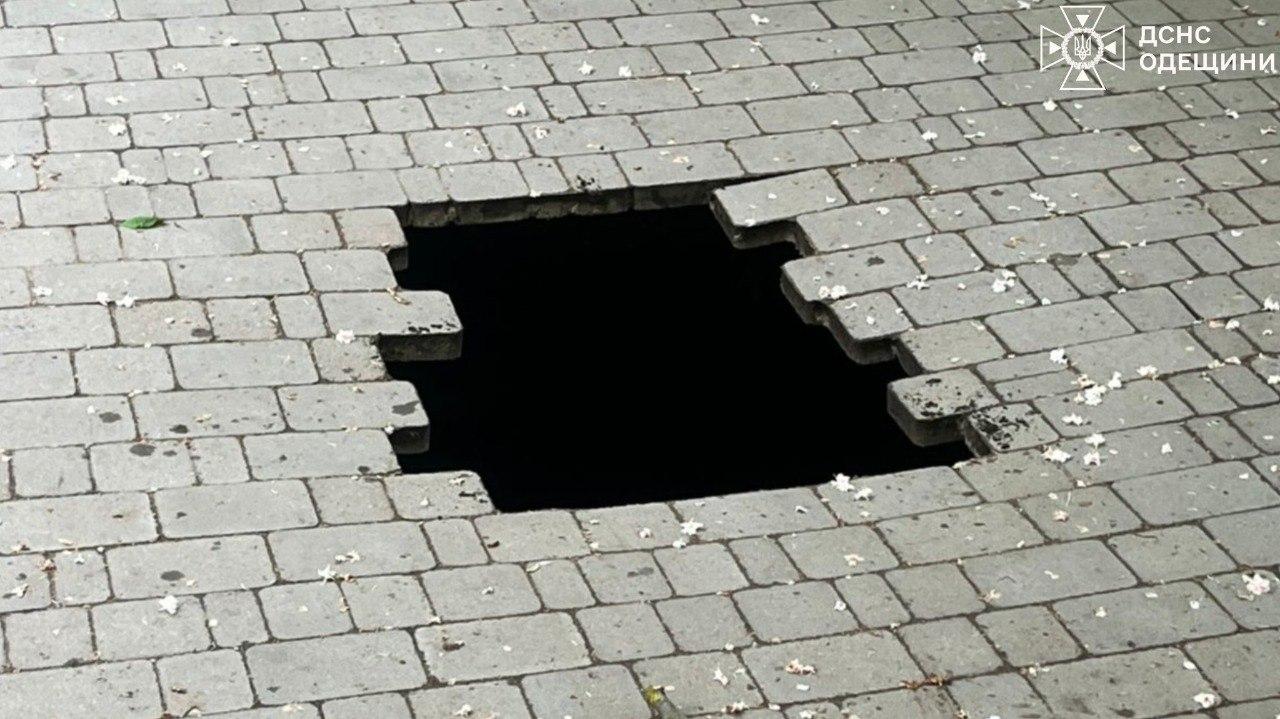 В Одесі дівчинка провалилася в чотириметрову яму, що ховалась під тротуаром