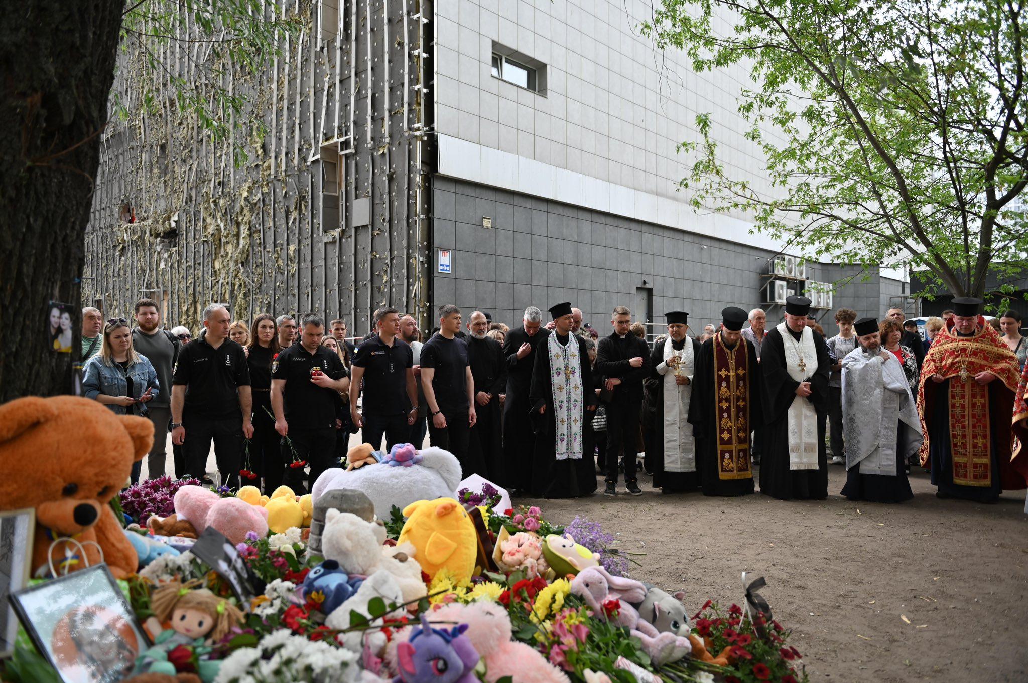 Біля знуйнованого росіянами будинку у Дарницькому районі провели панахиду за загиблими