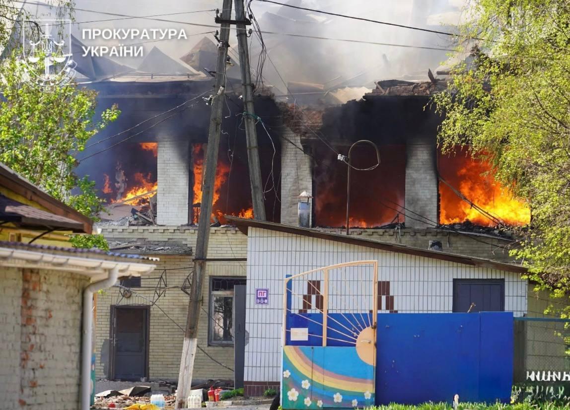 Росіяни атакували дитячий садочок у Сумах — загинула жінка, є травмовані
