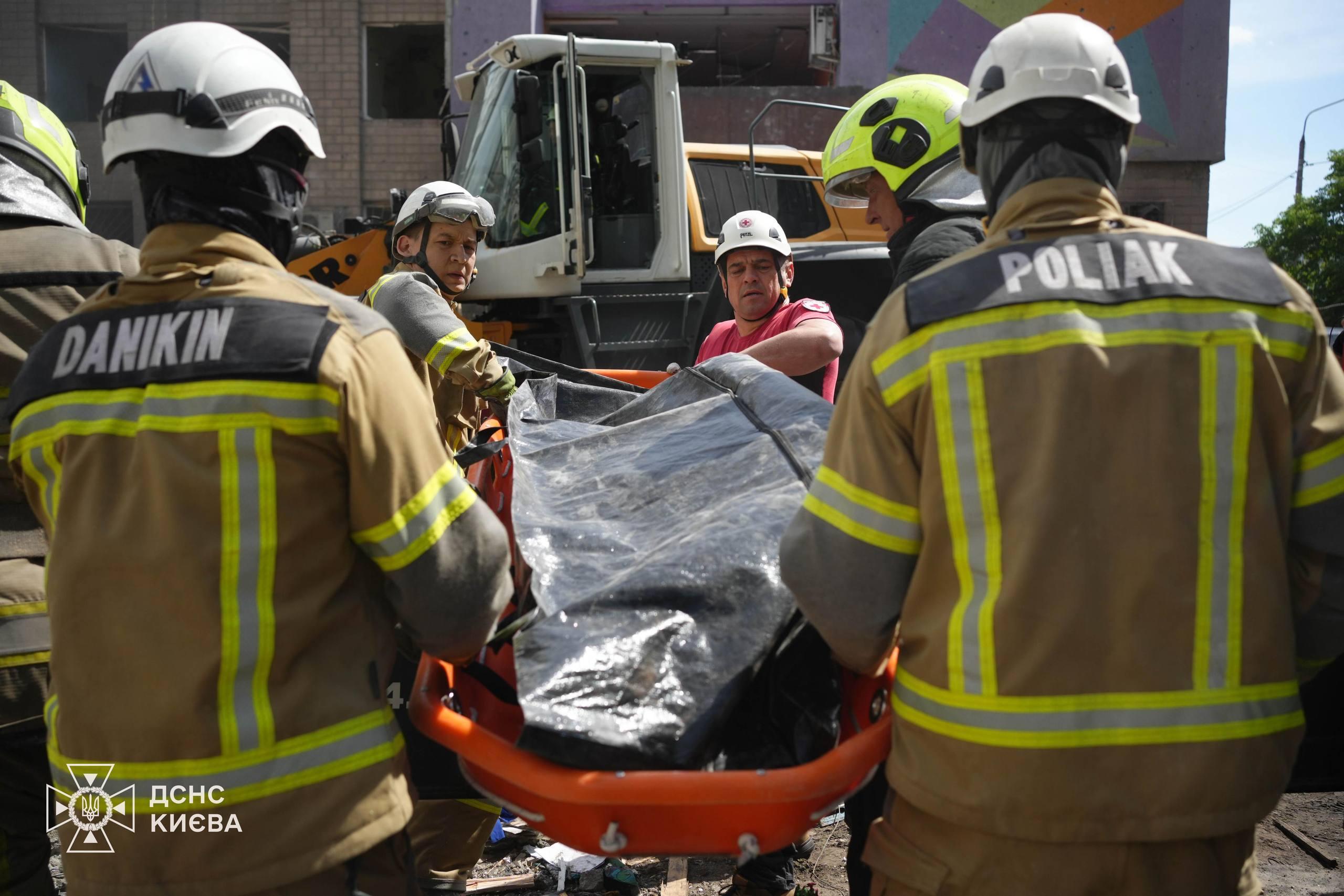 Під завалами будинку у Дарницькому районі виявили тіла ще двох загиблих
