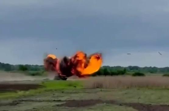На Чернігівщині шахед летів на трактор в полі і вибухнув за кілька метрів від нього — відео