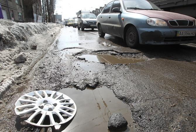 Частина доріг Києва “любить” автомобілі: на яких шляхах через ями сталось найбільше ДТП
