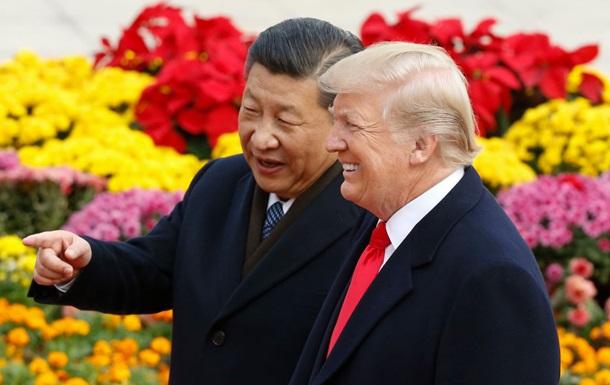 Трамп зазирнув у нотатки Сі Цзіньпіна, але не зміг їх прочитати через ієрогліфи