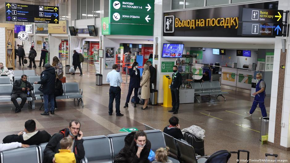 Росіяни сидять у понад десятку аеропортів: дрони влучили по адмінбудівлі “Аеронавігація півдня РФ”