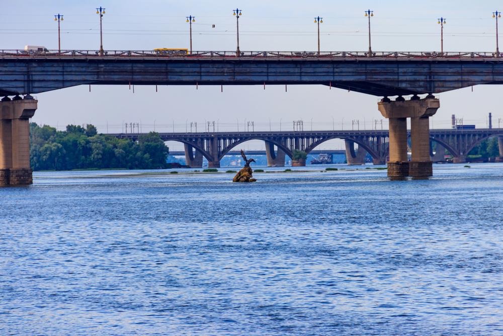 На мосту Патона через невідкладний ремонт обмежать рух