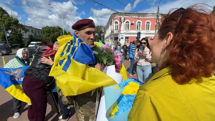 Десантник Юрій Приходько повернувся після 15 місяців полону з кулею в нозі