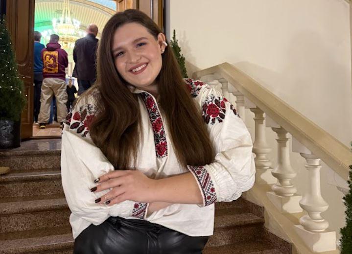 «Ніби вишиваєш собі життя»: співачка iSKra розповіла про 110-річну вишиванку прабабусі