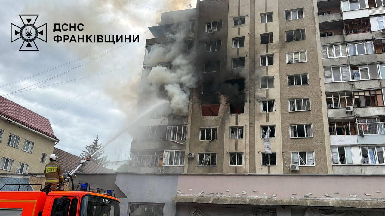 Удару РФ по багатоповерхівці в Івано-Франківську – є постраждалі
