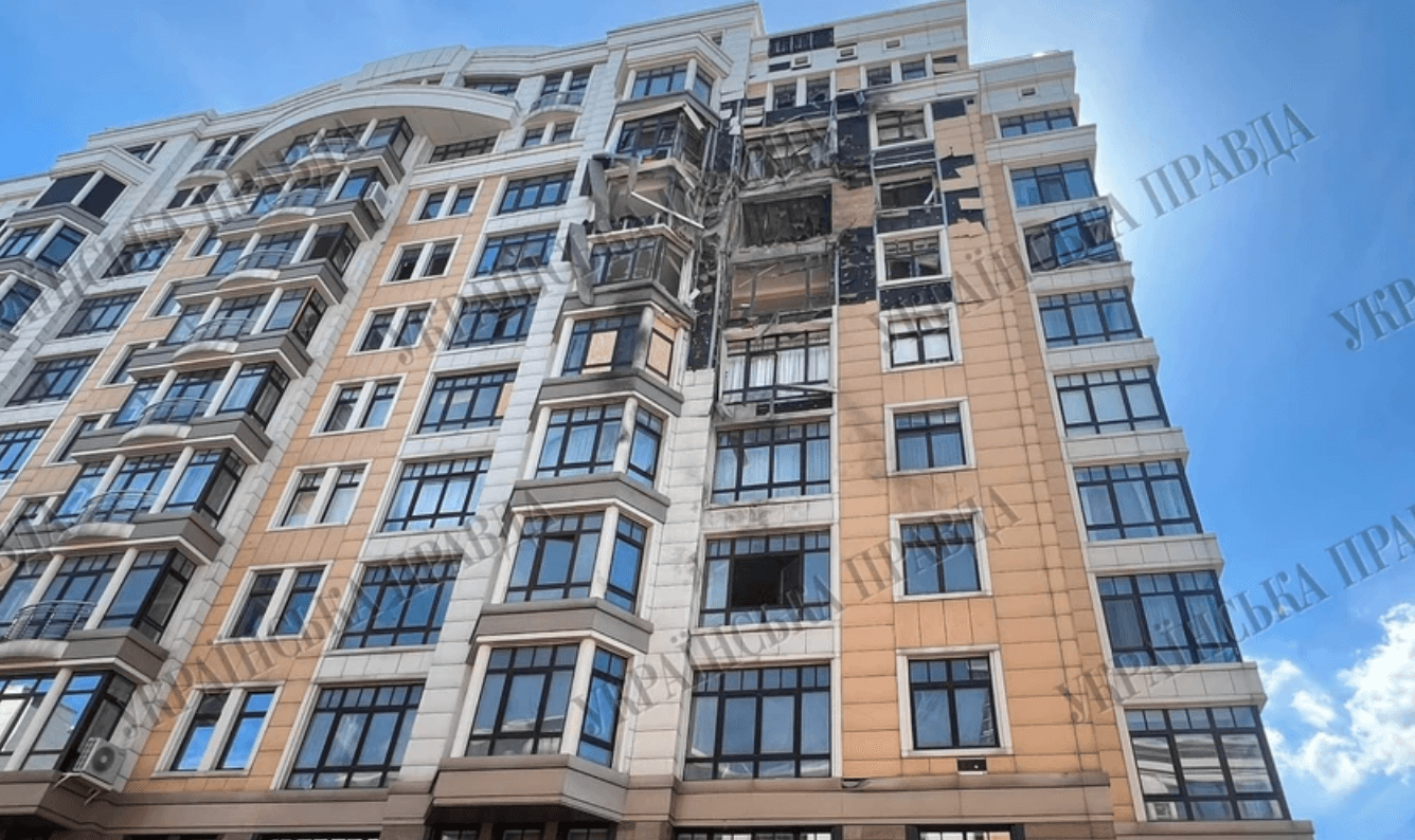 У Києві внаслідок атаки пошкоджений будинок з квартирами Зеленського та Міндіча